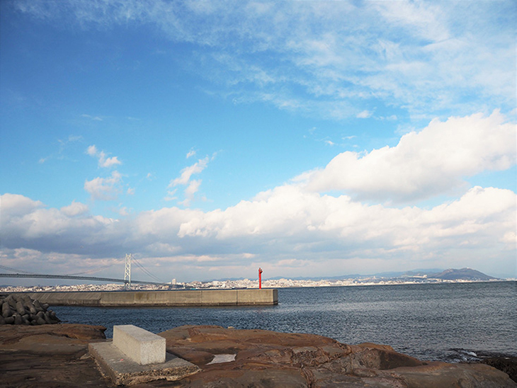 絵島から明石海峡大橋の風景